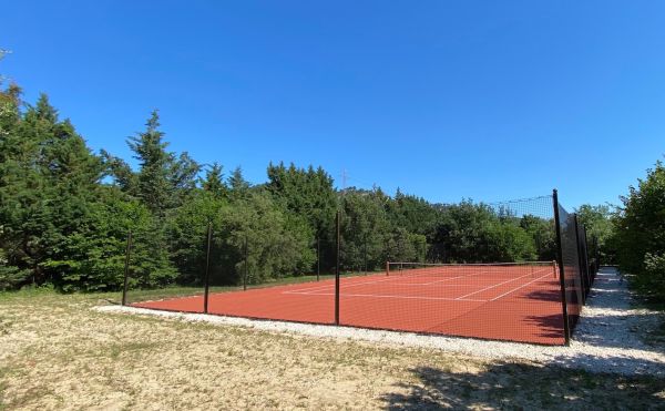 Tennis court in private property in Provence